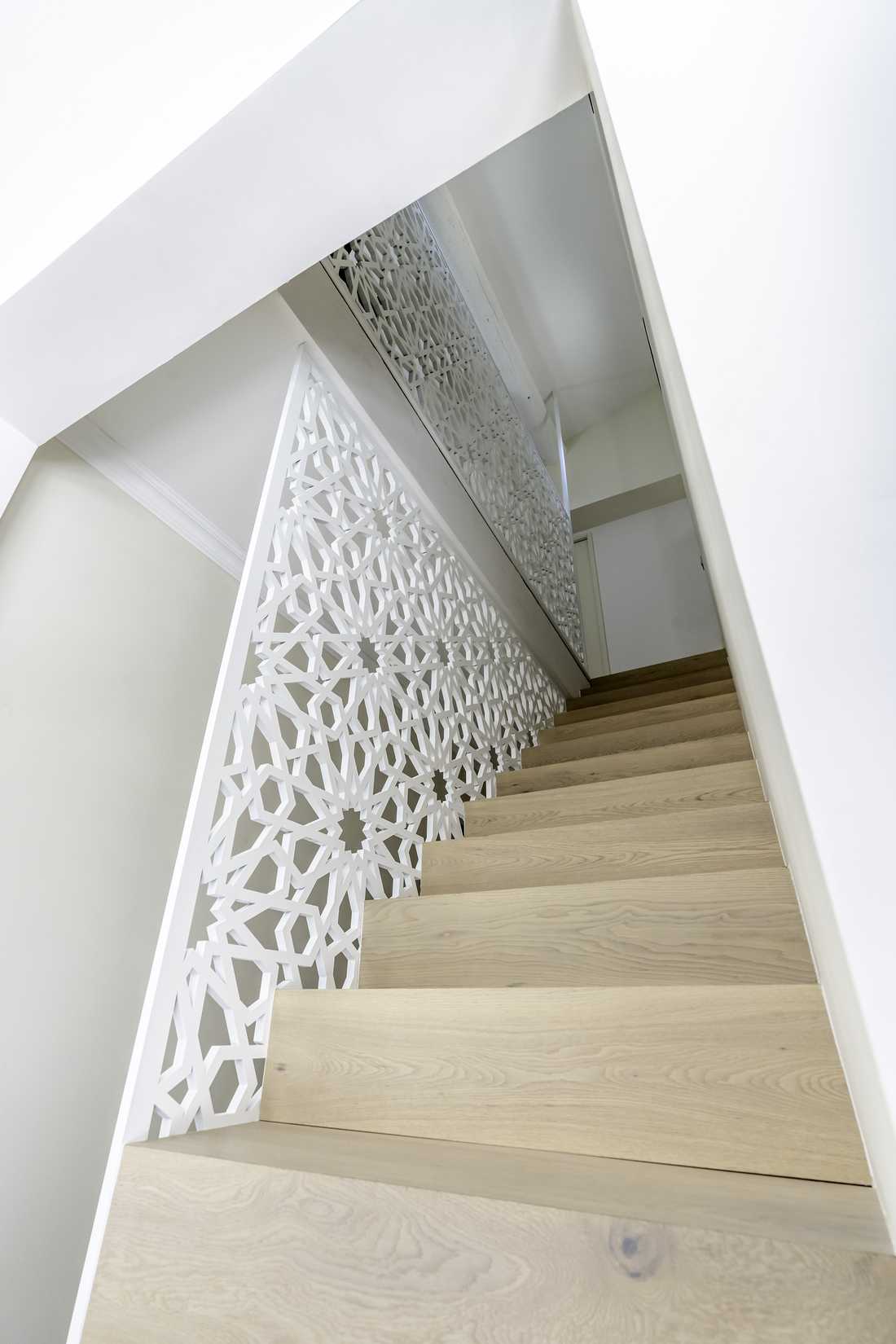 Escalier en bois avec motif de type Moucharabieh