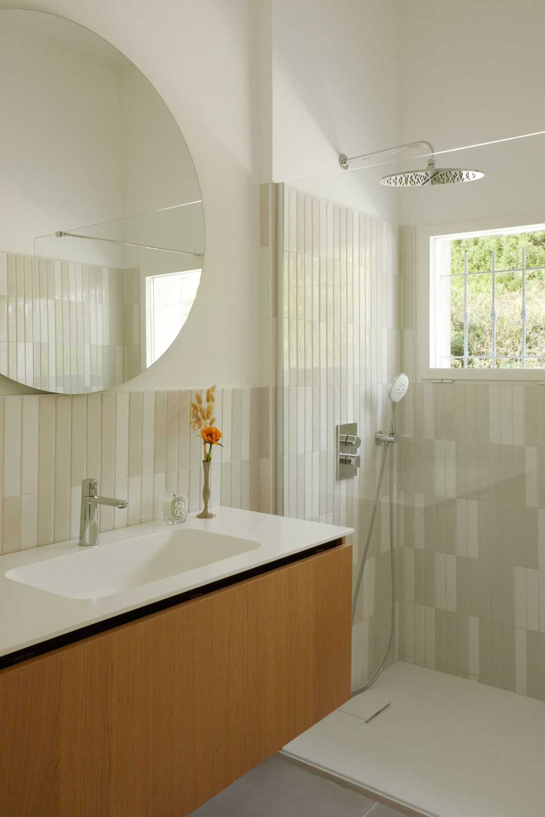 Salle de bain contemporaine dans une maison provençale